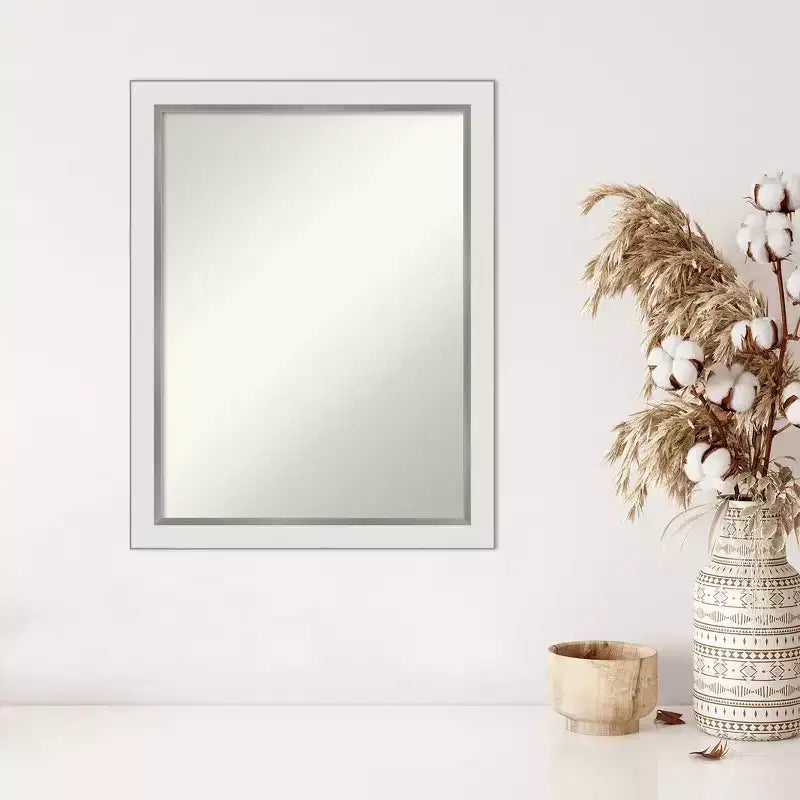 Specchio da parete rettangolare 21" x 27" senza smussatura – Cornice stretta bianca opaca e argento