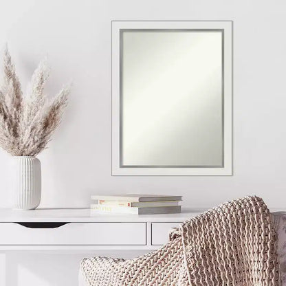 Specchio da parete rettangolare 21" x 27" senza smussatura – Cornice stretta bianca opaca e argento