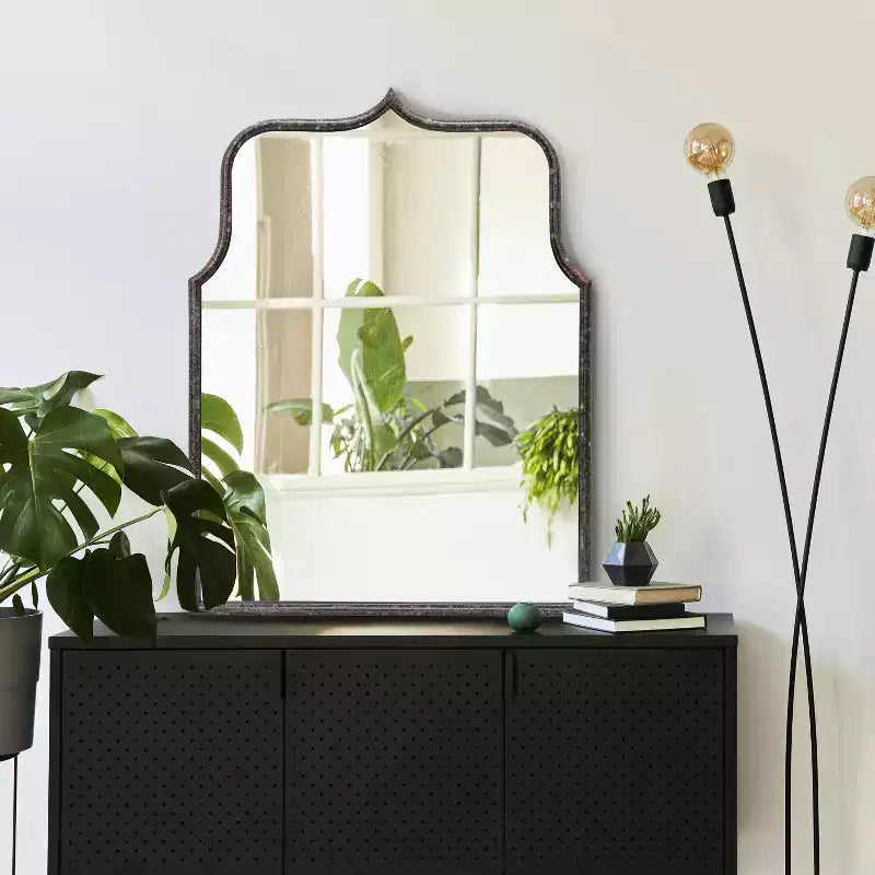 Specchio da Parete con Cornice ad Arco in Ferro – 61 cm L x 80 cm A, Montaggio a Parete
