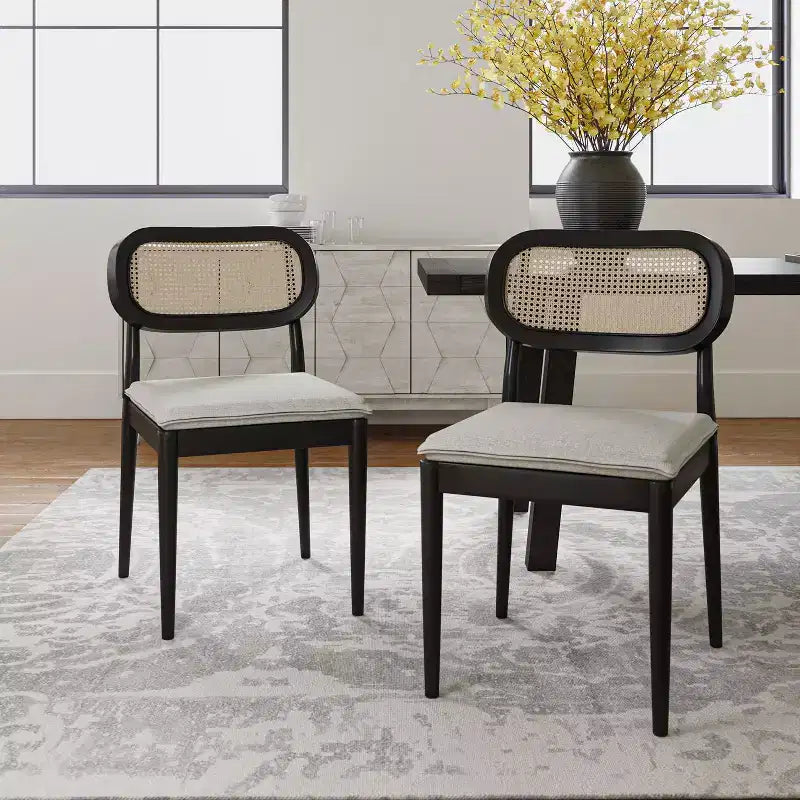 Sedia da pranzo moderna in rattan con gambe in legno massello