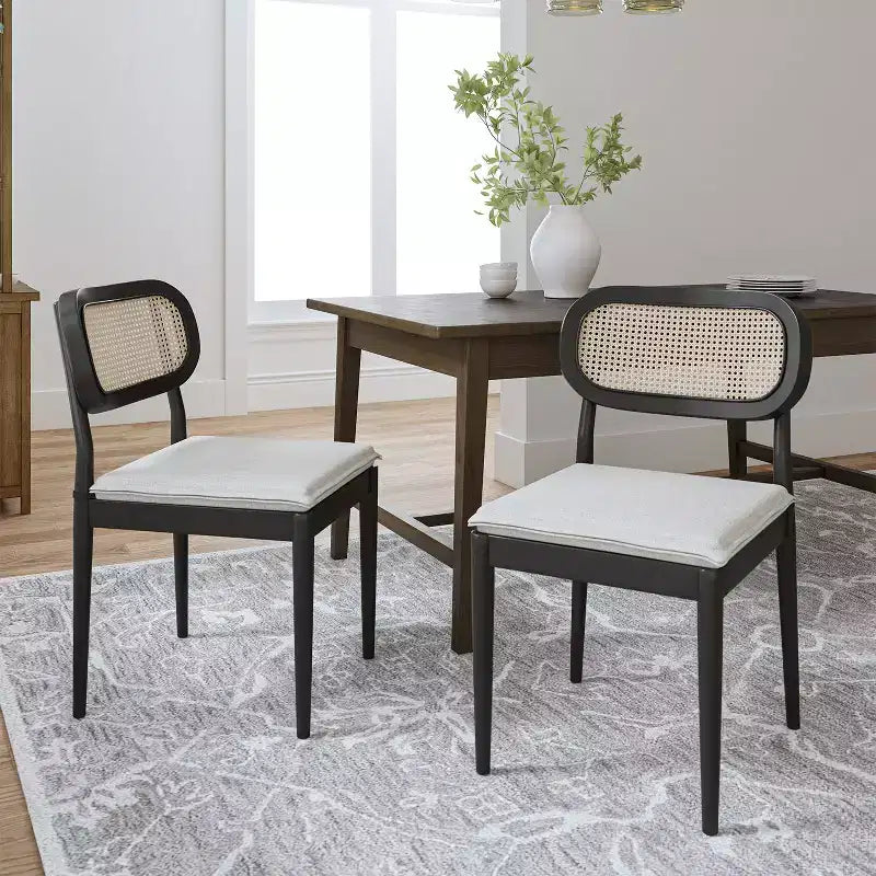 Sedia da pranzo moderna in rattan con gambe in legno massello